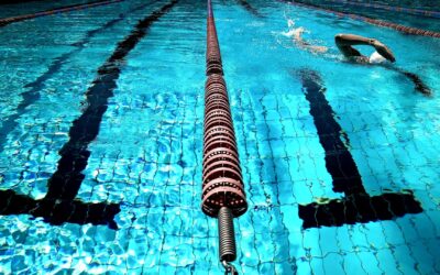 Cosas que no debes hacer en la piscina a menos que quieras ser odiado